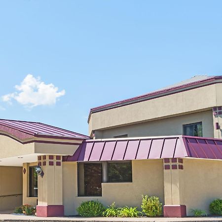 Super 8 By Wyndham West Greenwich/Providence Exterior photo