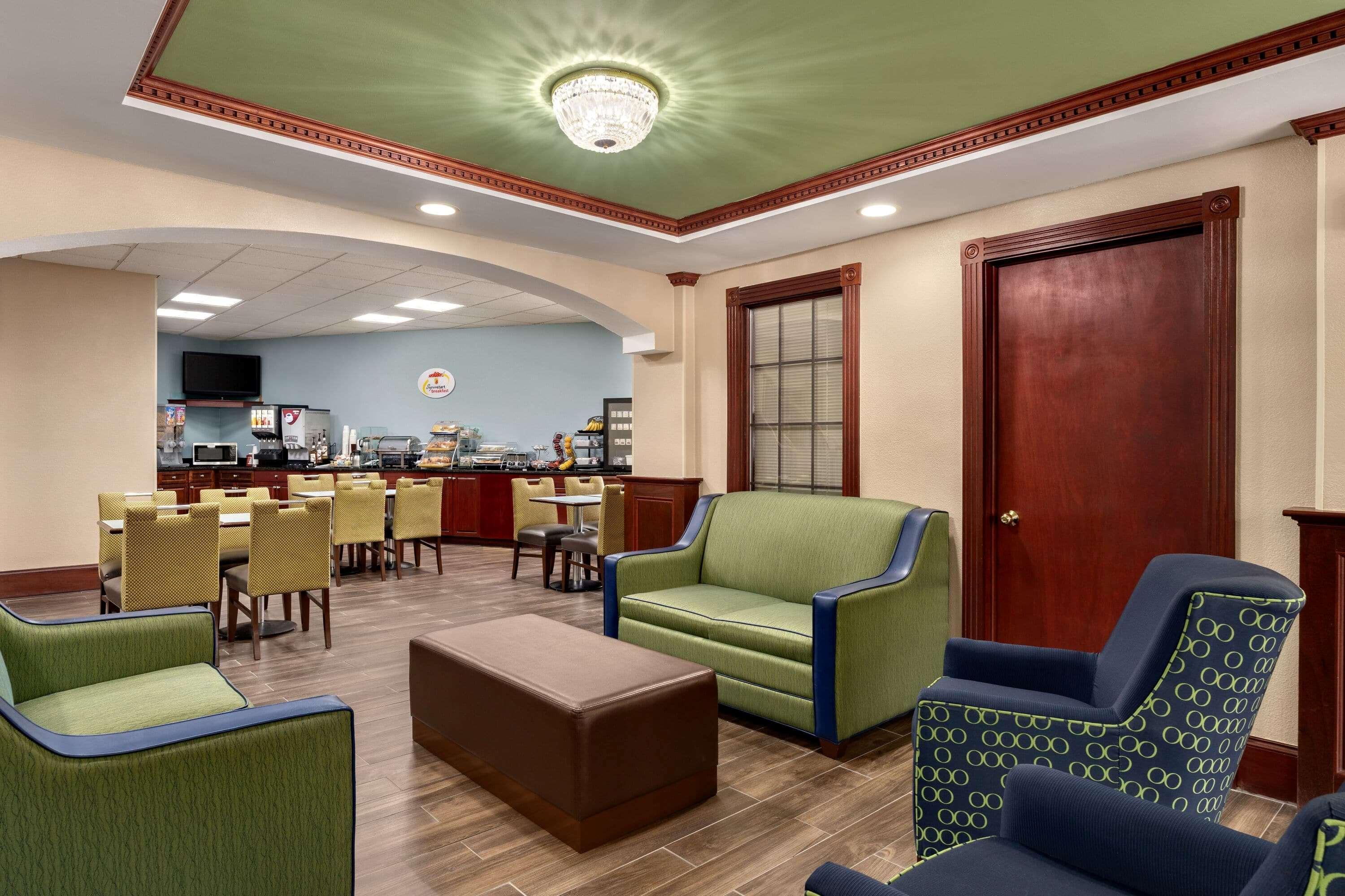 Super 8 By Wyndham West Greenwich/Providence Exterior photo