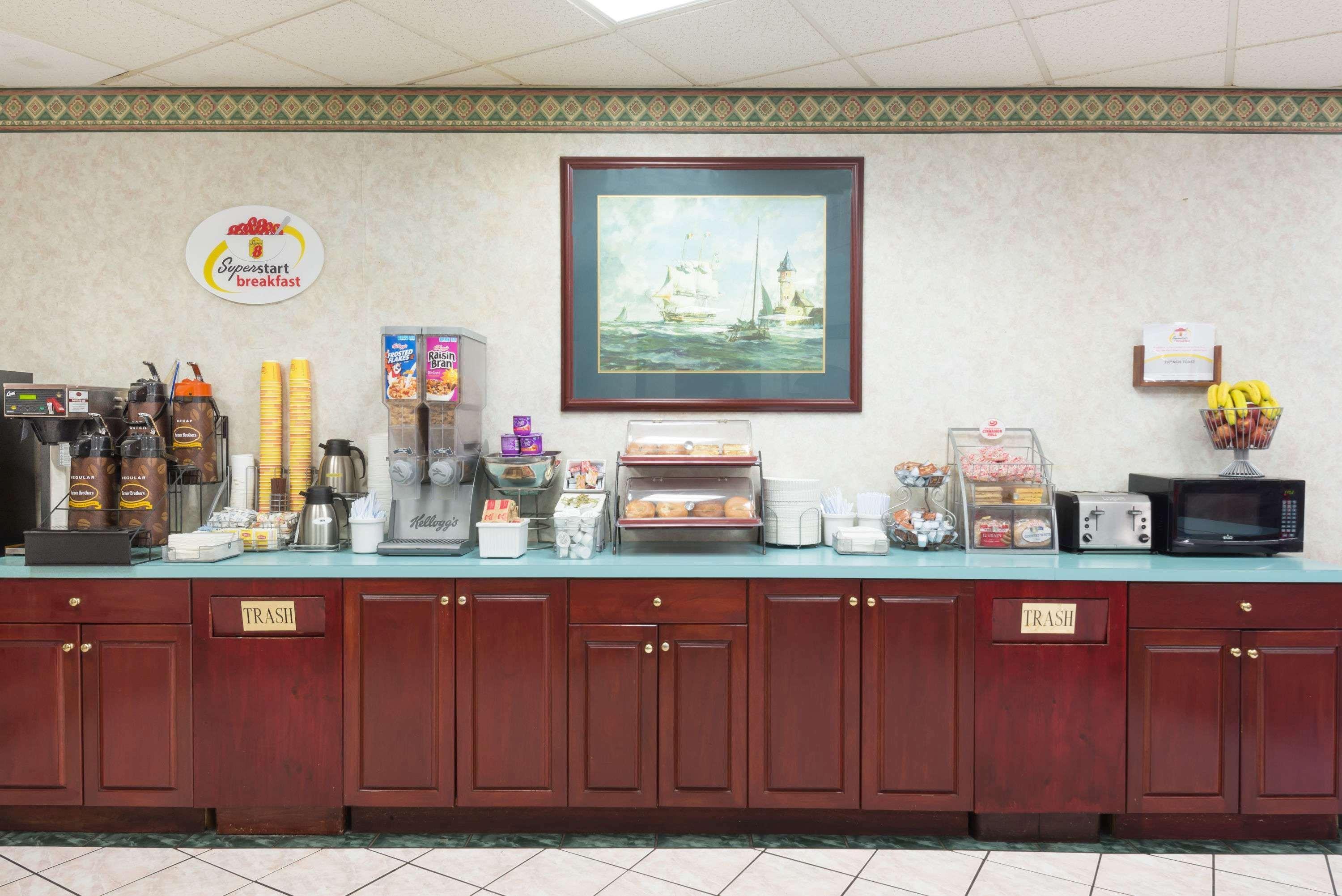 Super 8 By Wyndham West Greenwich/Providence Exterior photo